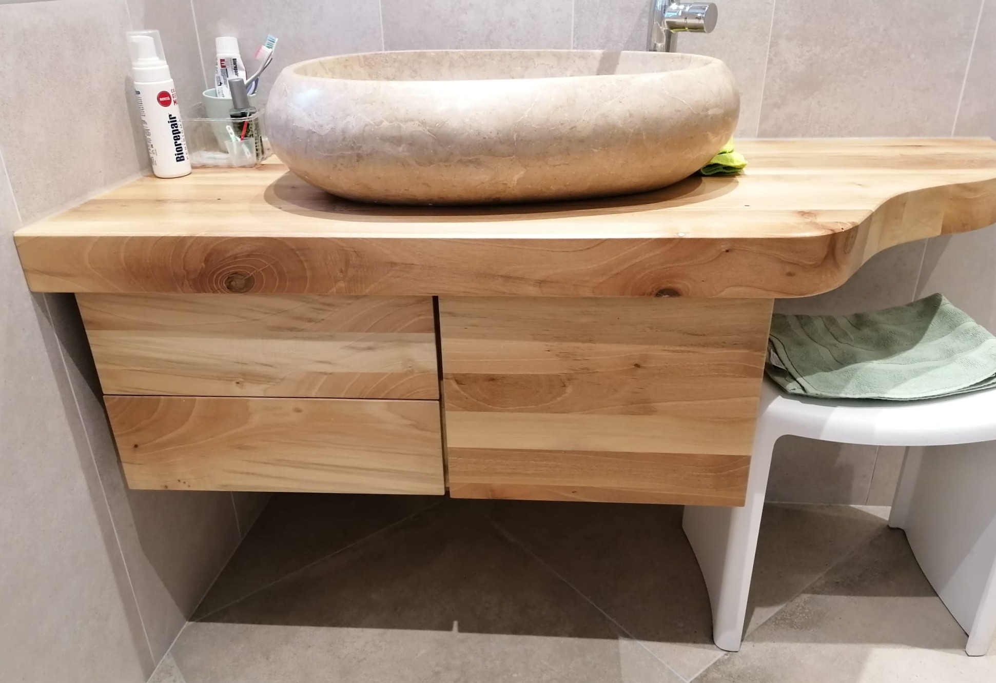 Dettaglio del progetto Arredamento Bagno Completo: Realizzazione di mobile bagno e specchio con cornice in legno, studiato per unire funzionalità e stile. - Immagine 1